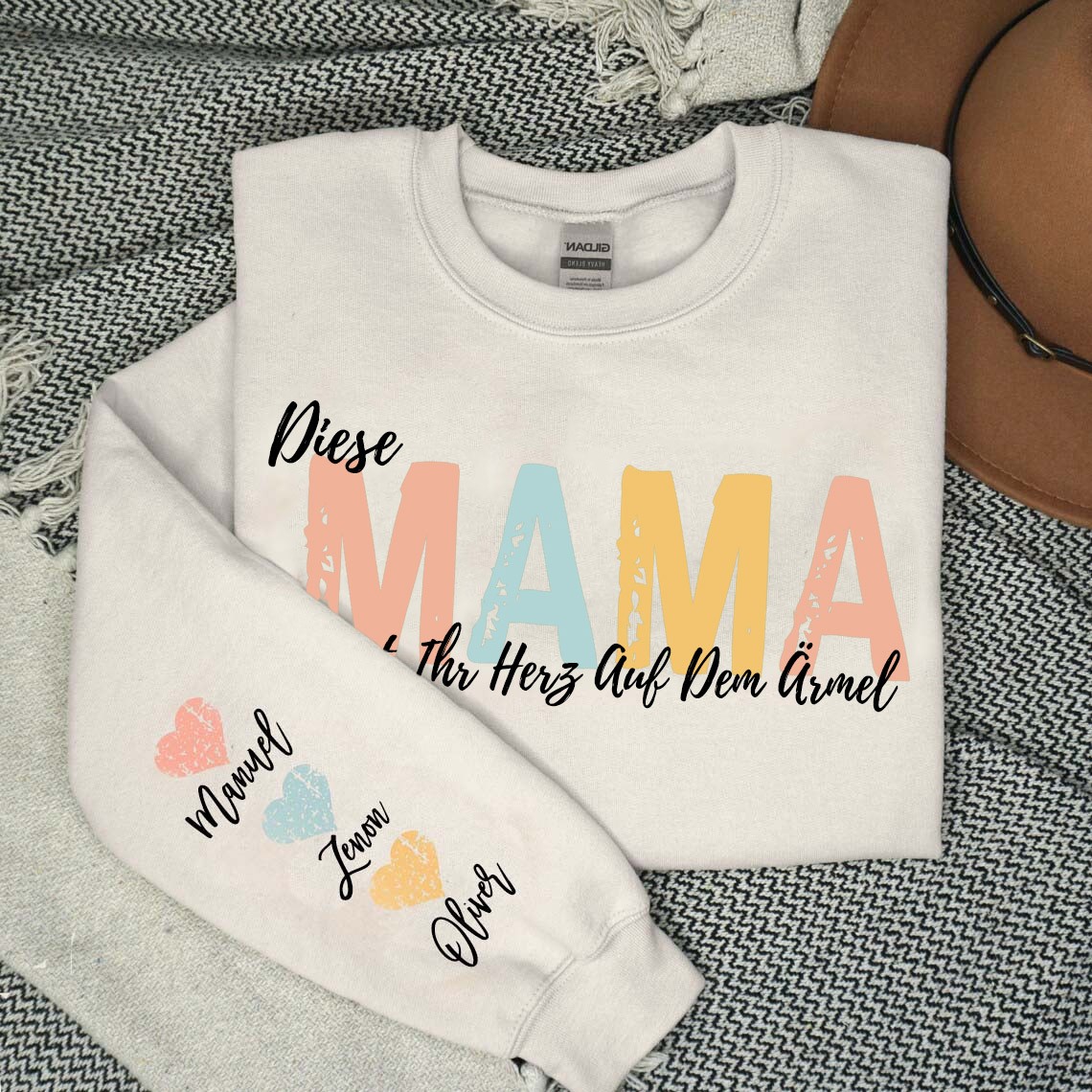Benutzerdefinierte Diese Mama trägt ihr Herz auf ihrem Ärmel Sweatshirt mit Kindernamen für Muttertag Geschenkideen