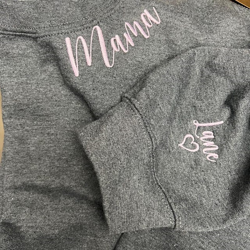 Benutzerdefinierte bestickte Mama Sweatshirt mit Kindernamen auf Ärmel für Mama Oma Muttertag Geschenk