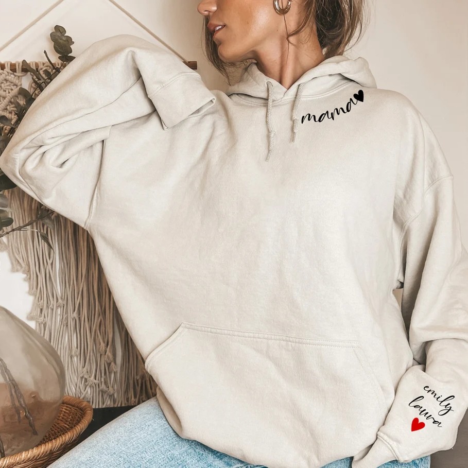 Individuelles Mama-Sweatshirt mit Kindernamen auf dem Ärmel