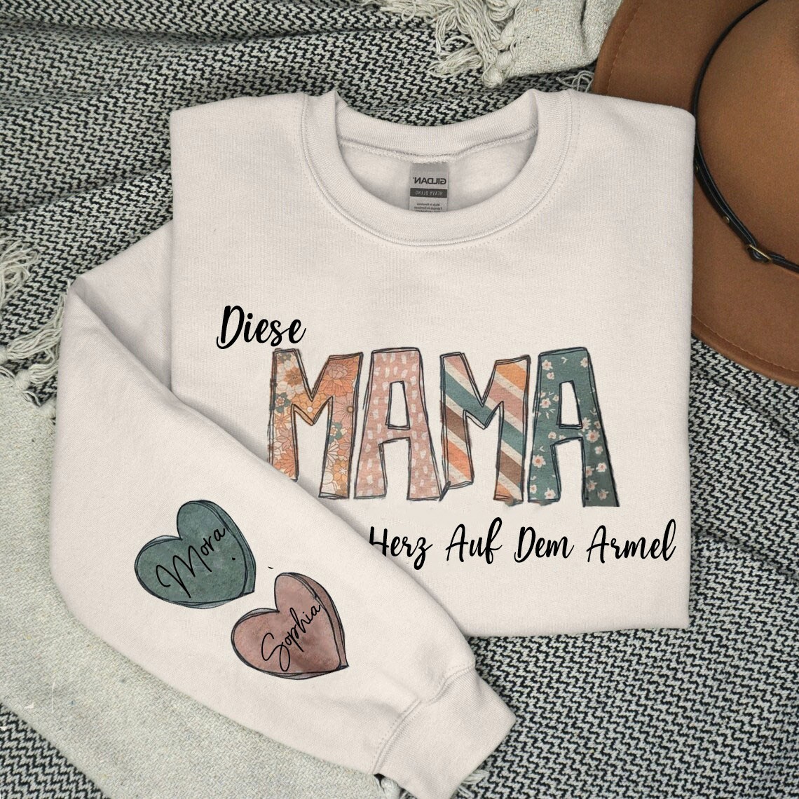 Benutzerdefinierte Diese Mama trägt ihr Herz auf ihrem Ärmel Sweatshirt mit Kindernamen für Muttertag Geschenkideen