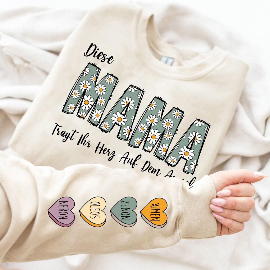 Benutzerdefinierte Diese Mama trägt ihr Herz auf ihrem Ärmel Sweatshirt mit Kindernamen für Muttertag Geschenkideen