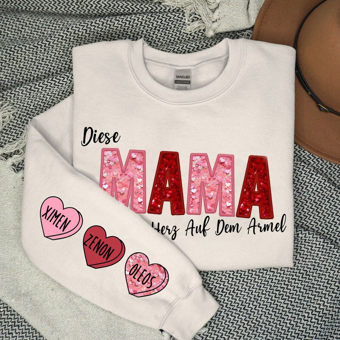 Benutzerdefinierte Diese Mama trägt ihr Herz auf ihrem Ärmel Sweatshirt mit Kindernamen für Muttertag Geschenkideen
