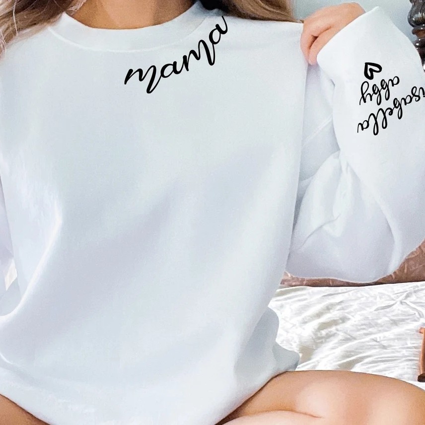 Individuelles Mama-Sweatshirt mit Kindernamen auf dem Ärmel