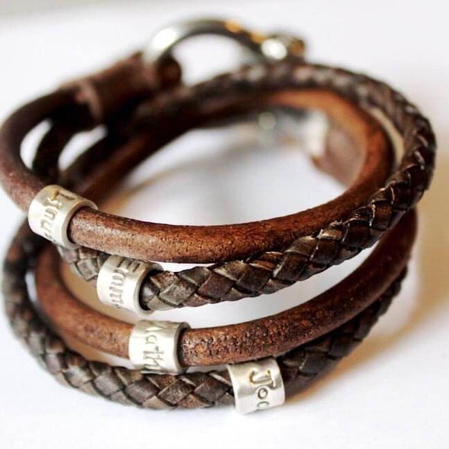 Herren personalisierte eingewickelte Namenslederarmbänder mit 1-10 Perlen
