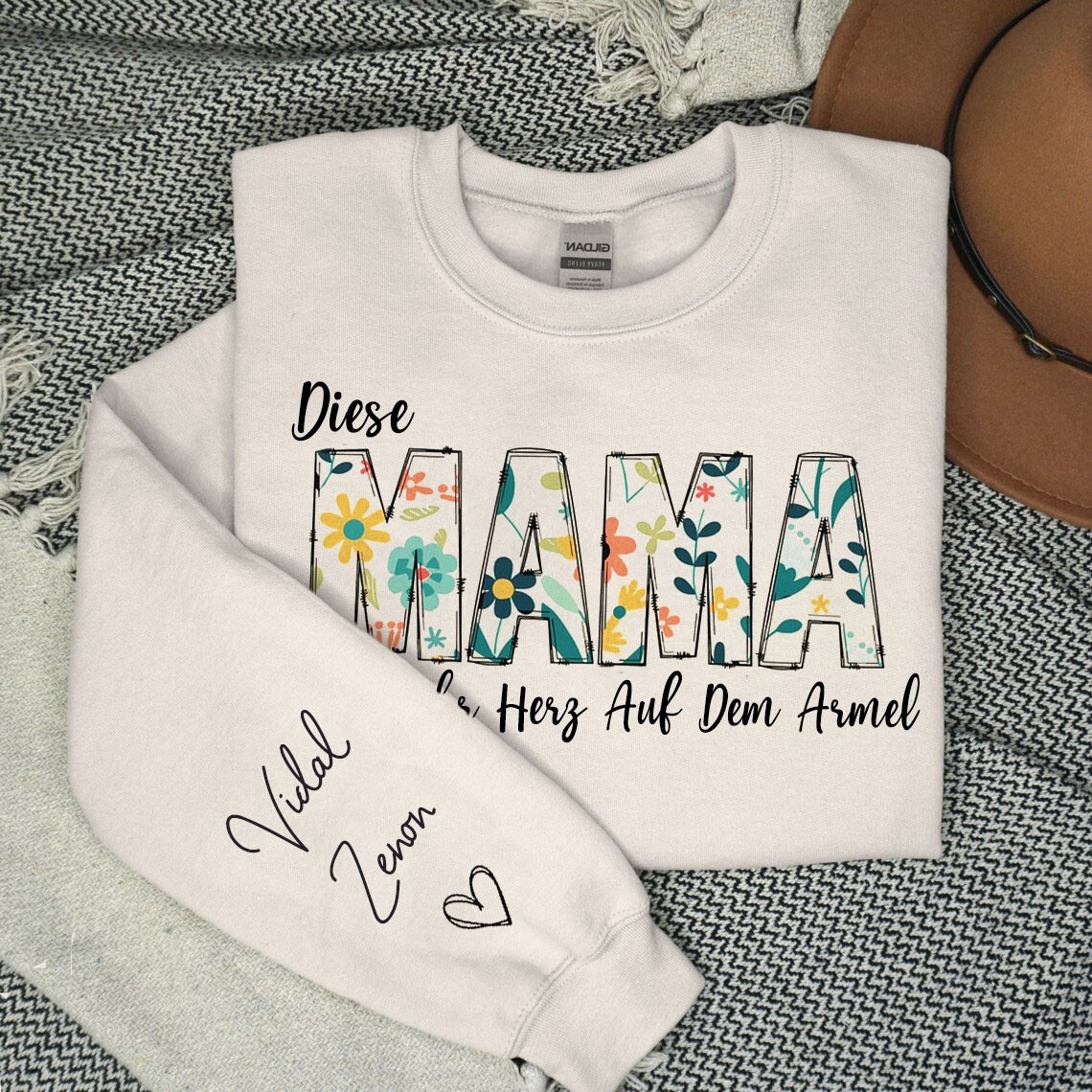 Benutzerdefinierte Diese Mama trägt ihr Herz auf ihrem Ärmel Sweatshirt mit Kindernamen für Muttertag Geschenkideen
