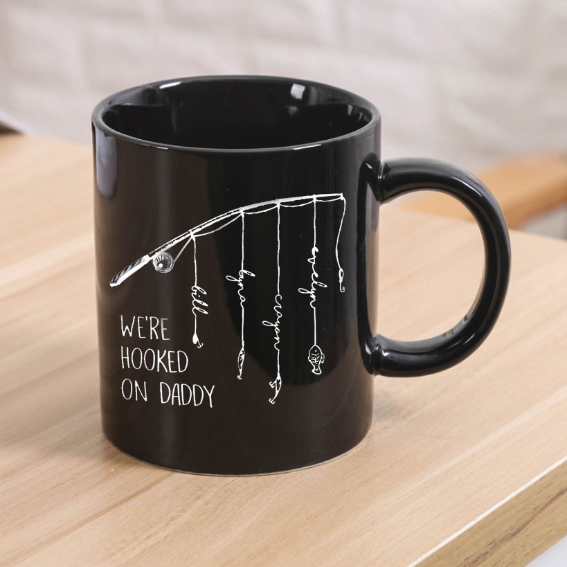 Personalisierte Kaffeetasse Wir sind süchtig nach Papa Angeln Geschenk mit Kindernamen