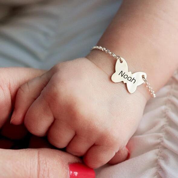 Personalisierte Schmetterlingsform Brynn Baby Name Gravur Armbänder