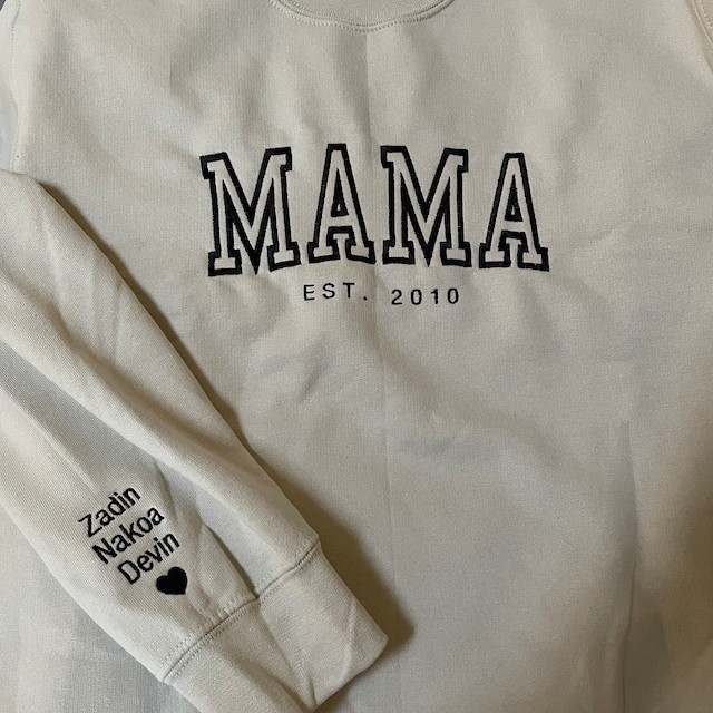 Individuell bestickter Mama Kapuzenpullover mit Kindernamen als Geschenkidee zum Muttertag