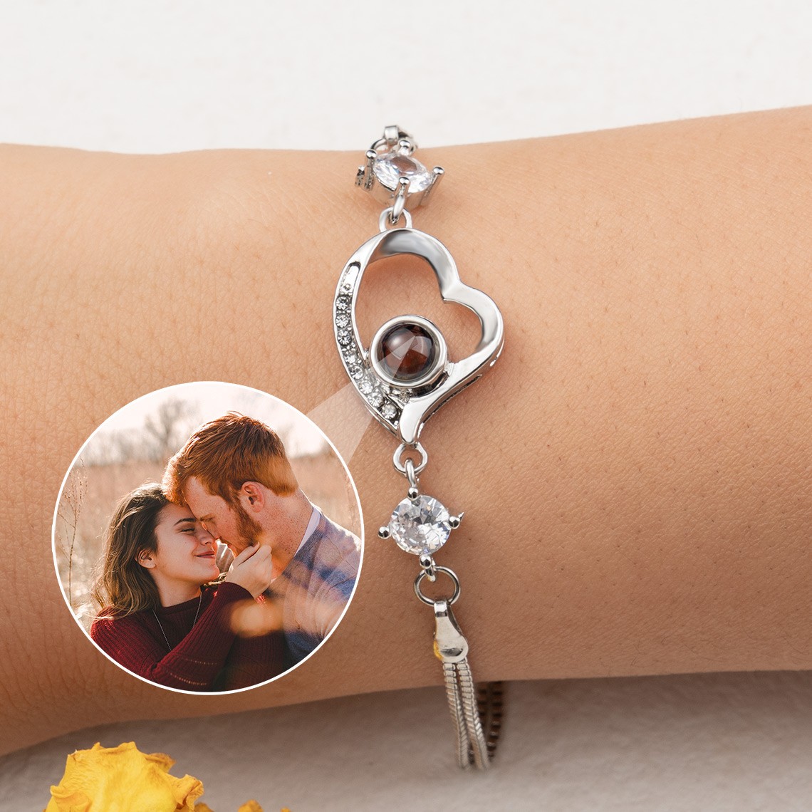 Individuelles Herzarmband mit Fotoprojektion für Geschenkideen zum Valentinstag