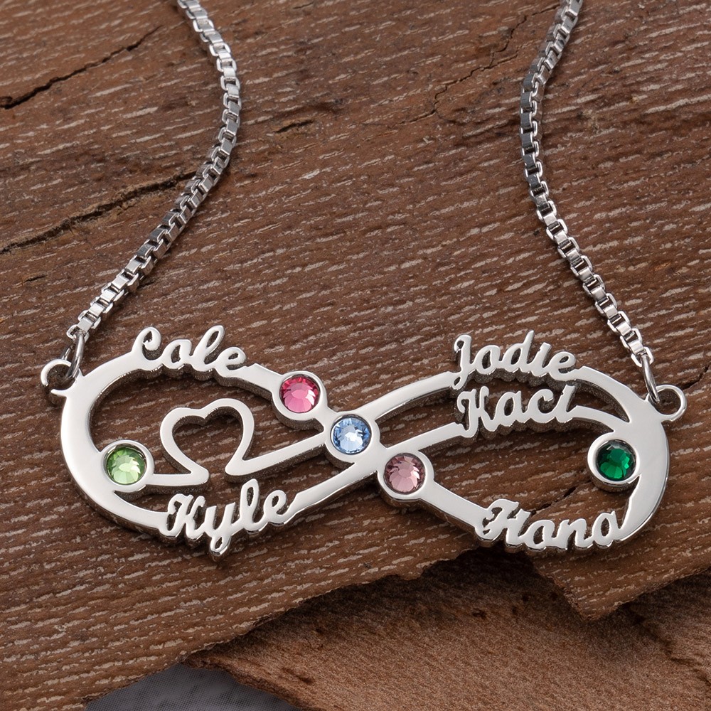 Personalisierte Unendlichkeitskette mit Namen und Geburtssteinen als Muttertagsgeschenk
