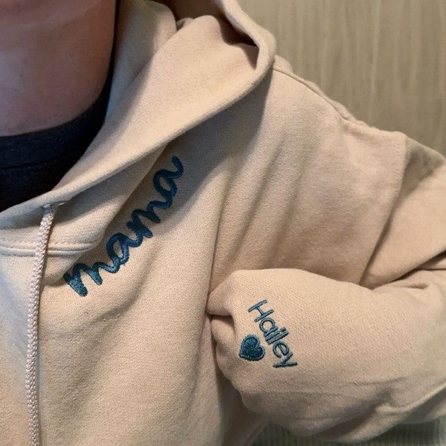Individuell bestickter Mama Kapuzenpullover mit Kindernamen als Geschenkidee zum Muttertag