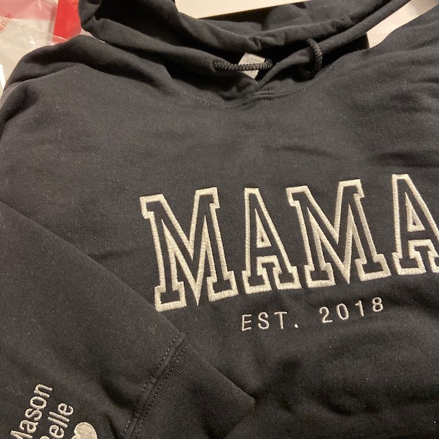 Individuell bestickter Mama Kapuzenpullover mit Kindernamen als Geschenkidee zum Muttertag