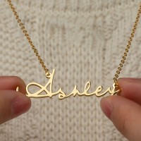 Personalisierte Gold-Namenshalskette im Signature-Stil