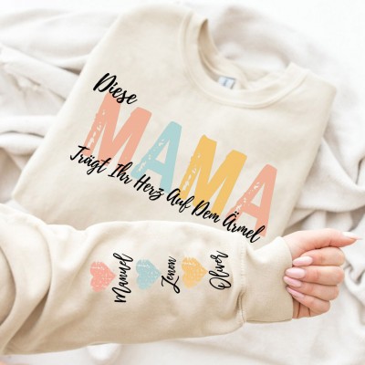 Benutzerdefinierte Diese Mama trägt ihr Herz auf ihrem Ärmel Sweatshirt mit Kindernamen für Muttertag Geschenkideen