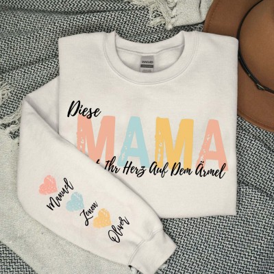 Benutzerdefinierte Diese Mama trägt ihr Herz auf ihrem Ärmel Sweatshirt mit Kindernamen für Muttertag Geschenkideen