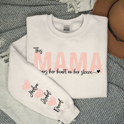 Benutzerdefinierte Diese Mama trägt ihr Herz auf ihrem Ärmel Sweatshirt mit Kindernamen für Muttertag Geschenkideen