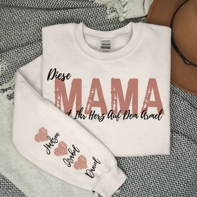 Benutzerdefinierte Diese Mama trägt ihr Herz auf ihrem Ärmel Sweatshirt mit Kindernamen für Muttertag Geschenkideen