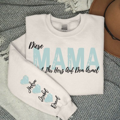 Benutzerdefinierte Diese Mama trägt ihr Herz auf ihrem Ärmel Sweatshirt mit Kindernamen für Muttertag Geschenkideen