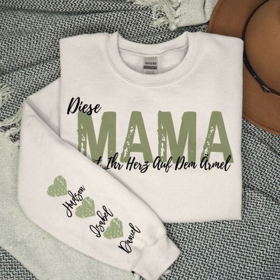 Benutzerdefinierte Diese Mama trägt ihr Herz auf ihrem Ärmel Sweatshirt mit Kindernamen für Muttertag Geschenkideen