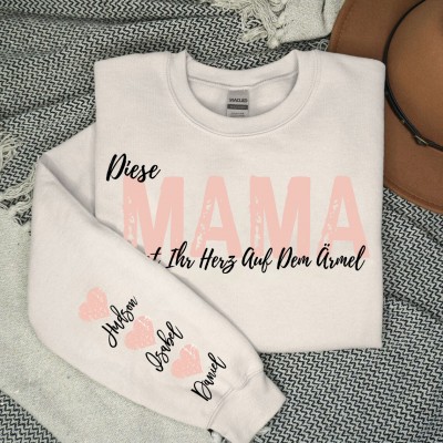 Benutzerdefinierte Diese Mama trägt ihr Herz auf ihrem Ärmel Sweatshirt mit Kindernamen für Muttertag Geschenkideen