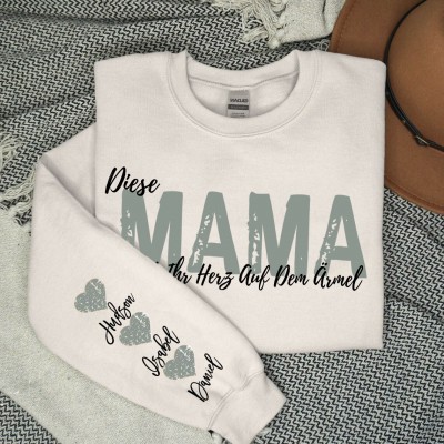 Benutzerdefinierte Diese Mama trägt ihr Herz auf ihrem Ärmel Sweatshirt mit Kindernamen für Muttertag Geschenkideen
