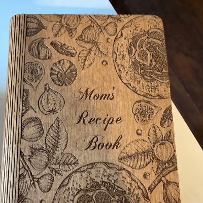 Personalisiertes Familienrezeptbuch aus Holz für Oma als Weihnachtsgeschenkideen