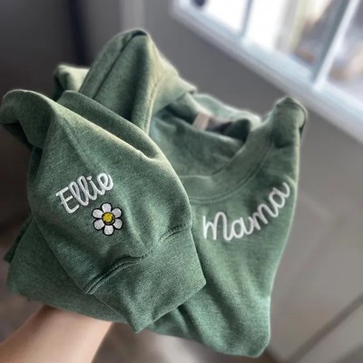 Benutzerdefinierte bestickte Mama Sweatshirt mit Kindernamen auf Ärmel für Mama Oma Muttertag Geschenk