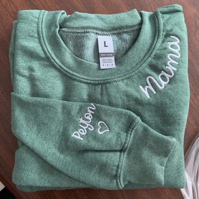Benutzerdefinierte bestickte Mama Sweatshirt mit Kindernamen auf Ärmel für Mama Oma Muttertag Geschenk