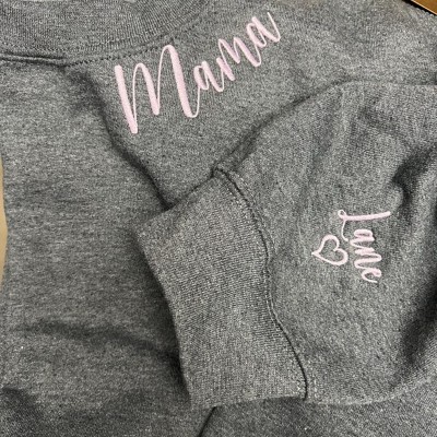 Benutzerdefinierte bestickte Mama Sweatshirt mit Kindernamen auf Ärmel für Mama Oma Muttertag Geschenk