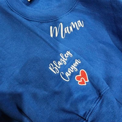Benutzerdefinierte bestickte Mama Sweatshirt mit Kindernamen auf Ärmel für Mama Oma Muttertag Geschenk