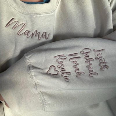 Benutzerdefinierte bestickte Mama Sweatshirt mit Kindernamen auf Ärmel für Mama Oma Muttertag Geschenk