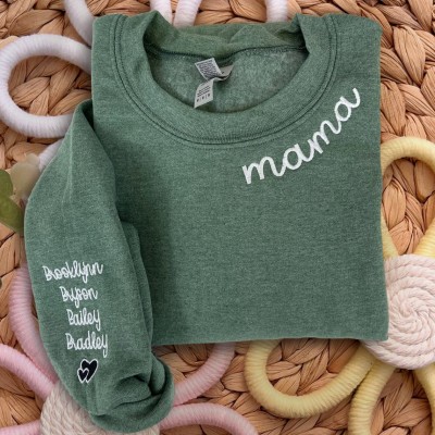 Benutzerdefinierte bestickte Mama Sweatshirt mit Kindernamen auf Ärmel für Mama Oma Muttertag Geschenk