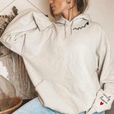 Individuelles Mama-Sweatshirt mit Kindernamen auf dem Ärmel