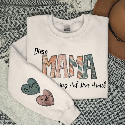 Benutzerdefinierte Diese Mama trägt ihr Herz auf ihrem Ärmel Sweatshirt mit Kindernamen für Muttertag Geschenkideen