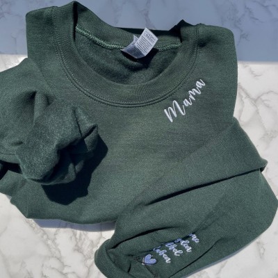 Individuelles Mama-Sweatshirt mit Kindernamen auf dem Ärmel
