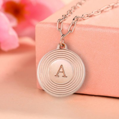 18 Karat Rosévergoldung personalisierte gravierte erste runde Anhänger Gliederkette Halskette Schichtung Charms Geschenk für Sie