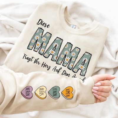 Benutzerdefinierte Diese Mama trägt ihr Herz auf ihrem Ärmel Sweatshirt mit Kindernamen für Muttertag Geschenkideen