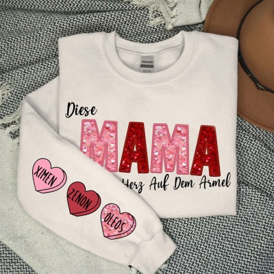 Benutzerdefinierte Diese Mama trägt ihr Herz auf ihrem Ärmel Sweatshirt mit Kindernamen für Muttertag Geschenkideen