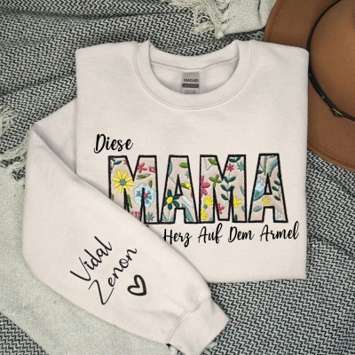 Benutzerdefinierte Diese Mama trägt ihr Herz auf ihrem Ärmel Sweatshirt mit Kindernamen für Muttertag Geschenkideen