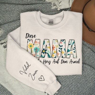 Benutzerdefinierte Diese Mama trägt ihr Herz auf ihrem Ärmel Sweatshirt mit Kindernamen für Muttertag Geschenkideen