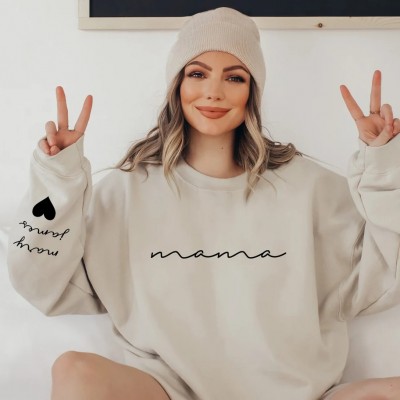 Individuelles Mama-Sweatshirt mit Kindernamen auf dem Ärmel
