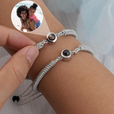 Personalisiertes Bettelarmband mit Fotoprojektion für den Muttertag