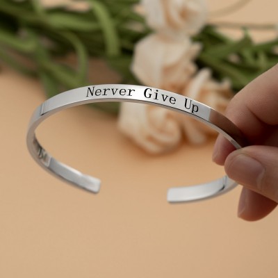 Individuelles Manschettenarmband gravierbar Niemals offene Armbänder aufgeben