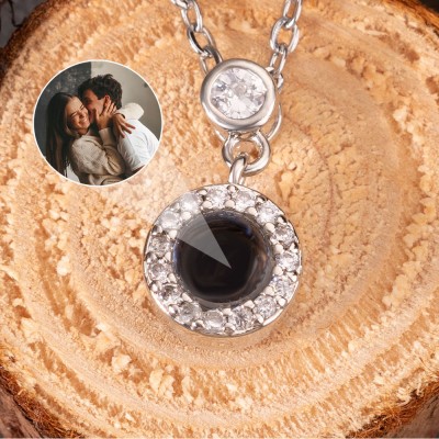 Personalisierte Fotoprojektions-Charm-Halskette für Paare zum Valentinstag