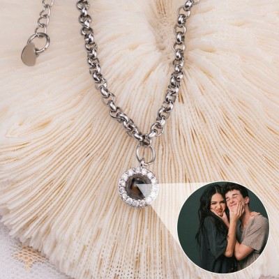 Personalisierte Fotoprojektions-Charm-Halskette für Paare zum Valentinstag. Geschenkideen