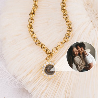 Personalisierte Fotoprojektions-Charm-Halskette für Paare zum Valentinstag. Geschenkideen