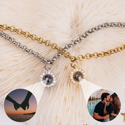 Personalisierte Fotoprojektions-Charm-Halskette für Paare zum Valentinstag. Geschenkideen