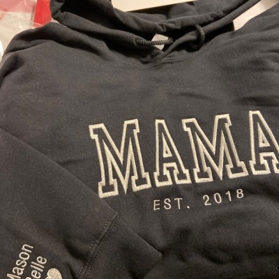 Individuell bestickter Mama Kapuzenpullover mit Kindernamen als Geschenkidee zum Muttertag