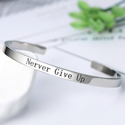 Individuelles Manschettenarmband gravierbar Niemals offene Armbänder aufgeben