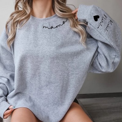 Individuelles Mama-Sweatshirt mit Kindernamen auf dem Ärmel